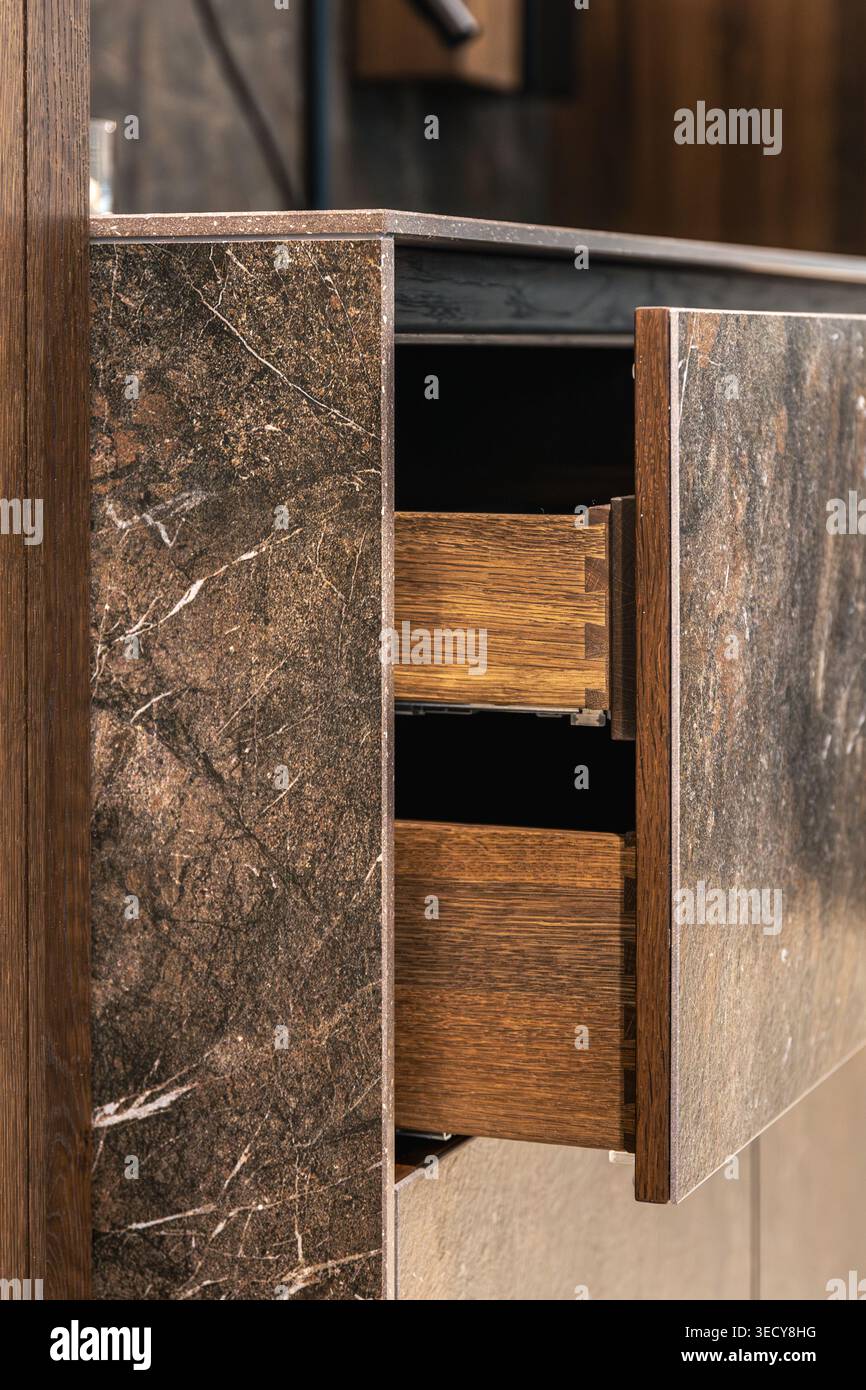 Cassetto estraibile in legno naturale in una cucina moderna. Foto Stock