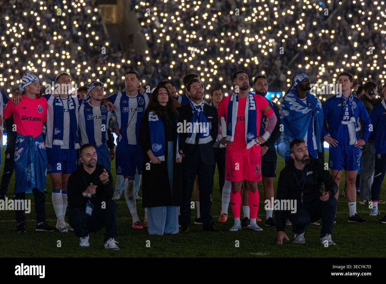 I giocatori del Porto e il presidente del club André Villas-Boas prendono parte a un omaggio post-partita sul campo dopo la partita della Liga Portugal a Estádio do Dragão. Crediti: Diogo Baptista/Alamy Live News Foto Stock