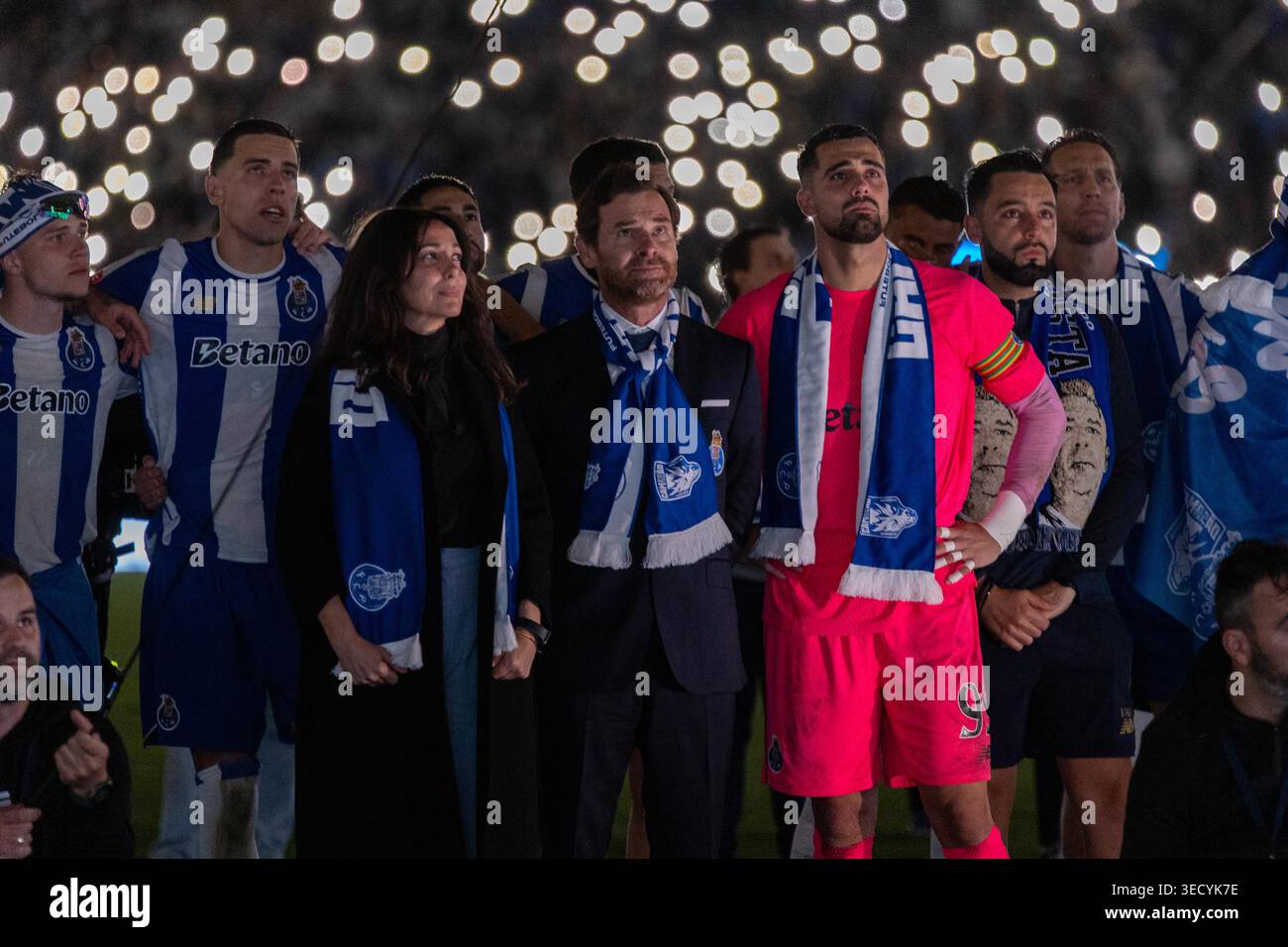 I giocatori del Porto e il presidente del club André Villas-Boas prendono parte a un omaggio post-partita sul campo dopo la partita della Liga Portugal a Estádio do Dragão. Crediti: Diogo Baptista/Alamy Live News Foto Stock