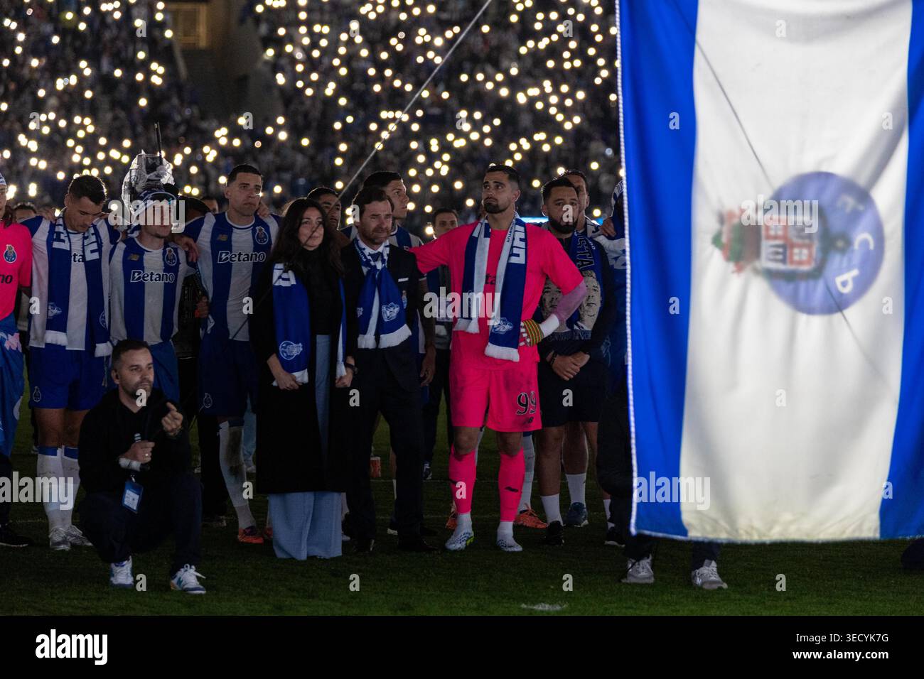I giocatori del Porto e il presidente del club André Villas-Boas prendono parte a un omaggio post-partita sul campo dopo la partita della Liga Portugal a Estádio do Dragão. Crediti: Diogo Baptista/Alamy Live News Foto Stock
