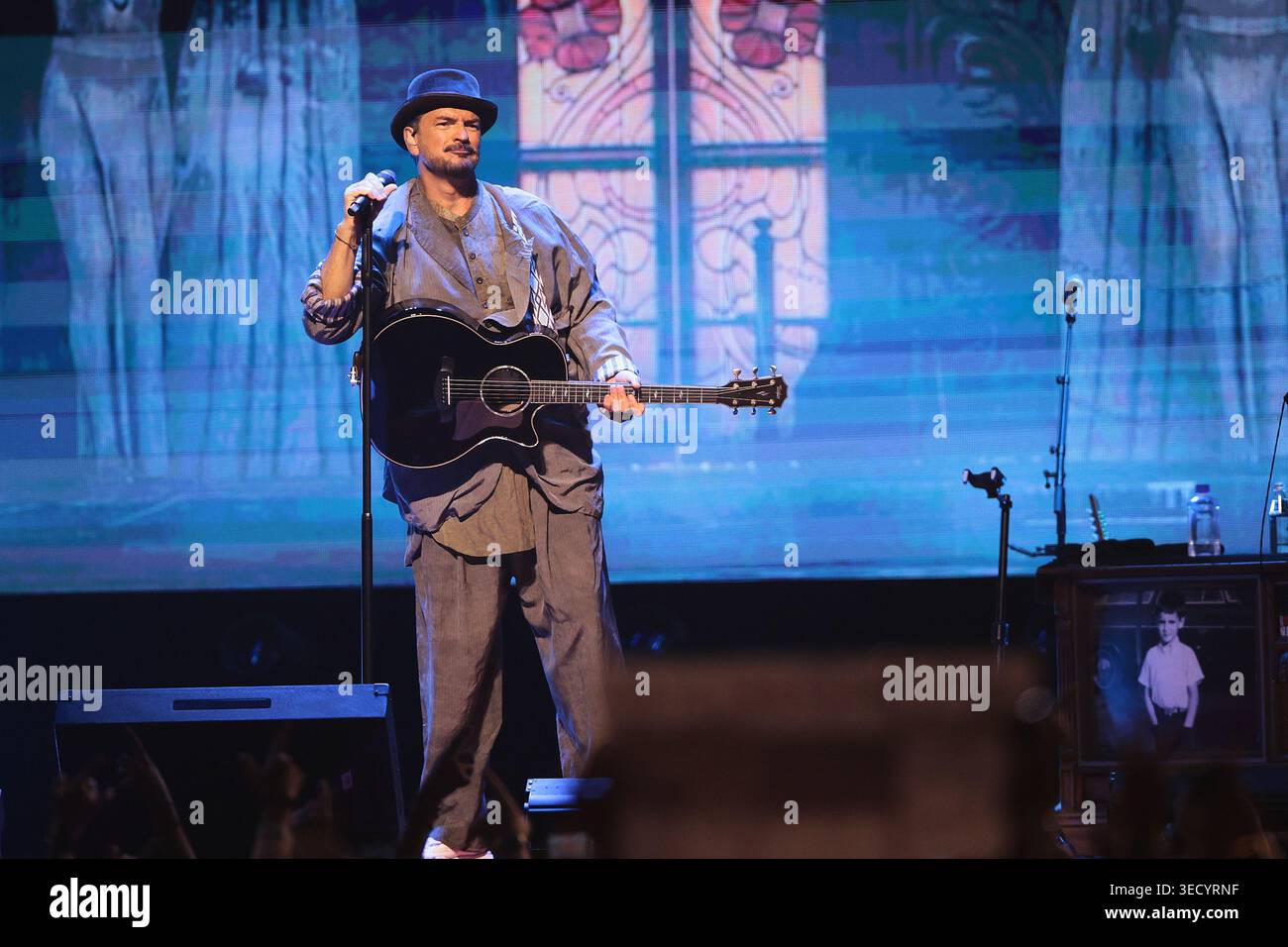Buenos Aires, Argentina. 1° maggio 2026. Buenos Aires, Argentina - 1 maggio 2026: L'artista Ricardo Arjona ha iniziato la sua storica corsa di 14 concerti consecutivi alla Movistar Arena di Villa Crespo. Con un record senza precedenti per la musica in Argentina, il cantante guatemalteco ha iniziato la sua serie di spettacoli prima di uno stadio ricco, consolidando il suo status di idolo più popolare del paese. (Foto: Salvador parente/UNAR AGENCY/Sipa USA) credito: SIPA USA/Alamy Live News Foto Stock