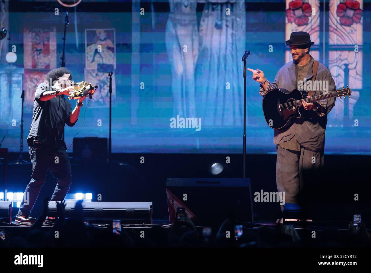 Buenos Aires, Argentina. 1° maggio 2026. Buenos Aires, Argentina - 1 maggio 2026: L'artista Ricardo Arjona ha iniziato la sua storica corsa di 14 concerti consecutivi alla Movistar Arena di Villa Crespo. Con un record senza precedenti per la musica in Argentina, il cantante guatemalteco ha iniziato la sua serie di spettacoli prima di uno stadio ricco, consolidando il suo status di idolo più popolare del paese. (Foto: Salvador parente/UNAR AGENCY/Sipa USA) credito: SIPA USA/Alamy Live News Foto Stock