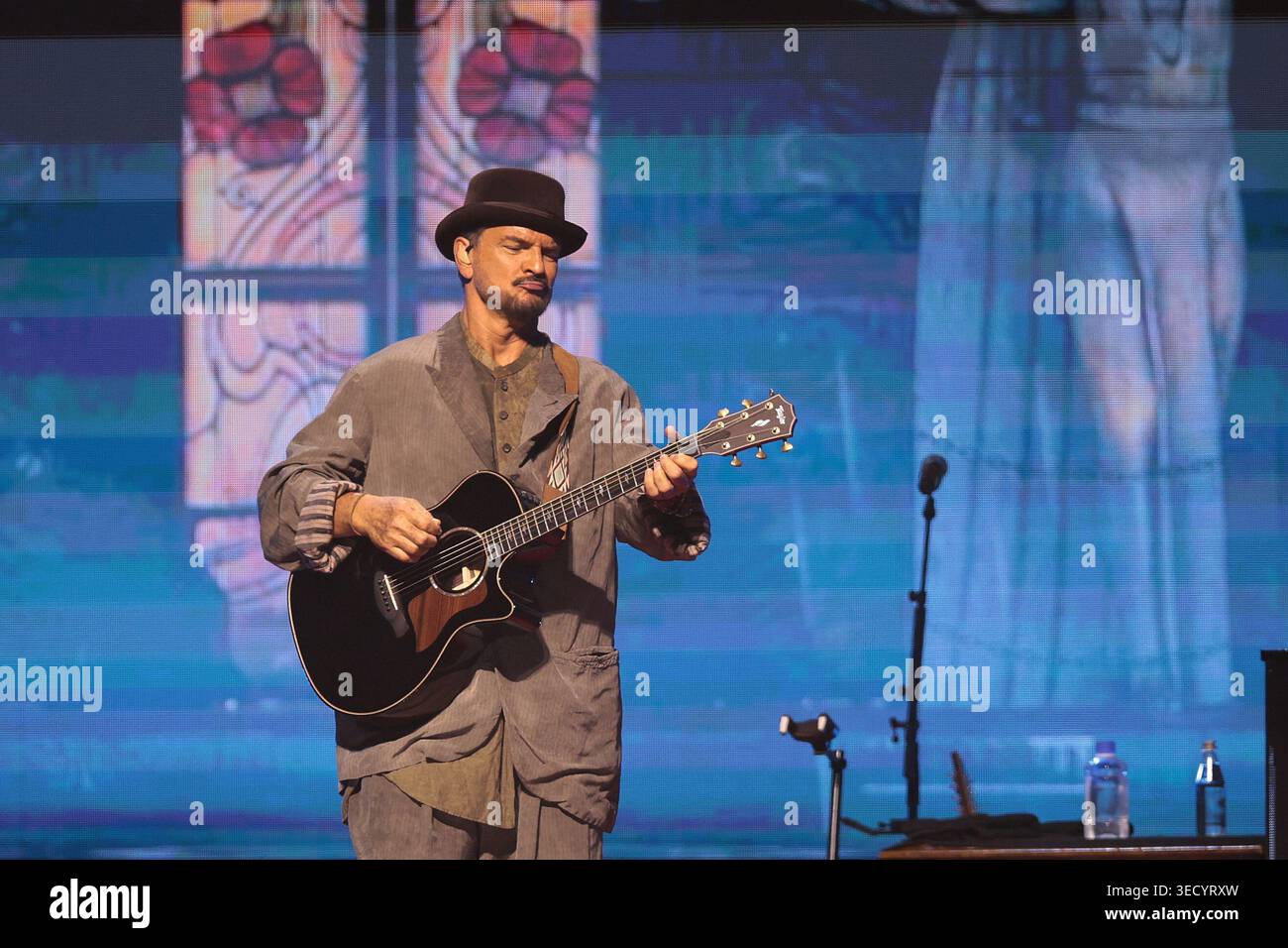 Buenos Aires, Argentina. 1° maggio 2026. Buenos Aires, Argentina - 1 maggio 2026: L'artista Ricardo Arjona ha iniziato la sua storica corsa di 14 concerti consecutivi alla Movistar Arena di Villa Crespo. Con un record senza precedenti per la musica in Argentina, il cantante guatemalteco ha iniziato la sua serie di spettacoli prima di uno stadio ricco, consolidando il suo status di idolo più popolare del paese. (Foto: Salvador parente/UNAR AGENCY/Sipa USA) credito: SIPA USA/Alamy Live News Foto Stock