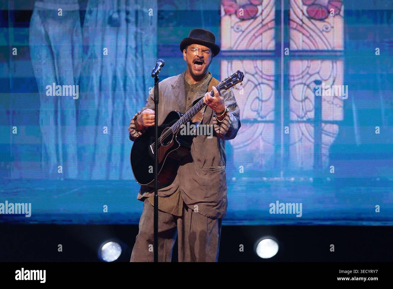 Buenos Aires, Argentina. 1° maggio 2026. Buenos Aires, Argentina - 1 maggio 2026: L'artista Ricardo Arjona ha iniziato la sua storica corsa di 14 concerti consecutivi alla Movistar Arena di Villa Crespo. Con un record senza precedenti per la musica in Argentina, il cantante guatemalteco ha iniziato la sua serie di spettacoli prima di uno stadio ricco, consolidando il suo status di idolo più popolare del paese. (Foto: Salvador parente/UNAR AGENCY/Sipa USA) credito: SIPA USA/Alamy Live News Foto Stock