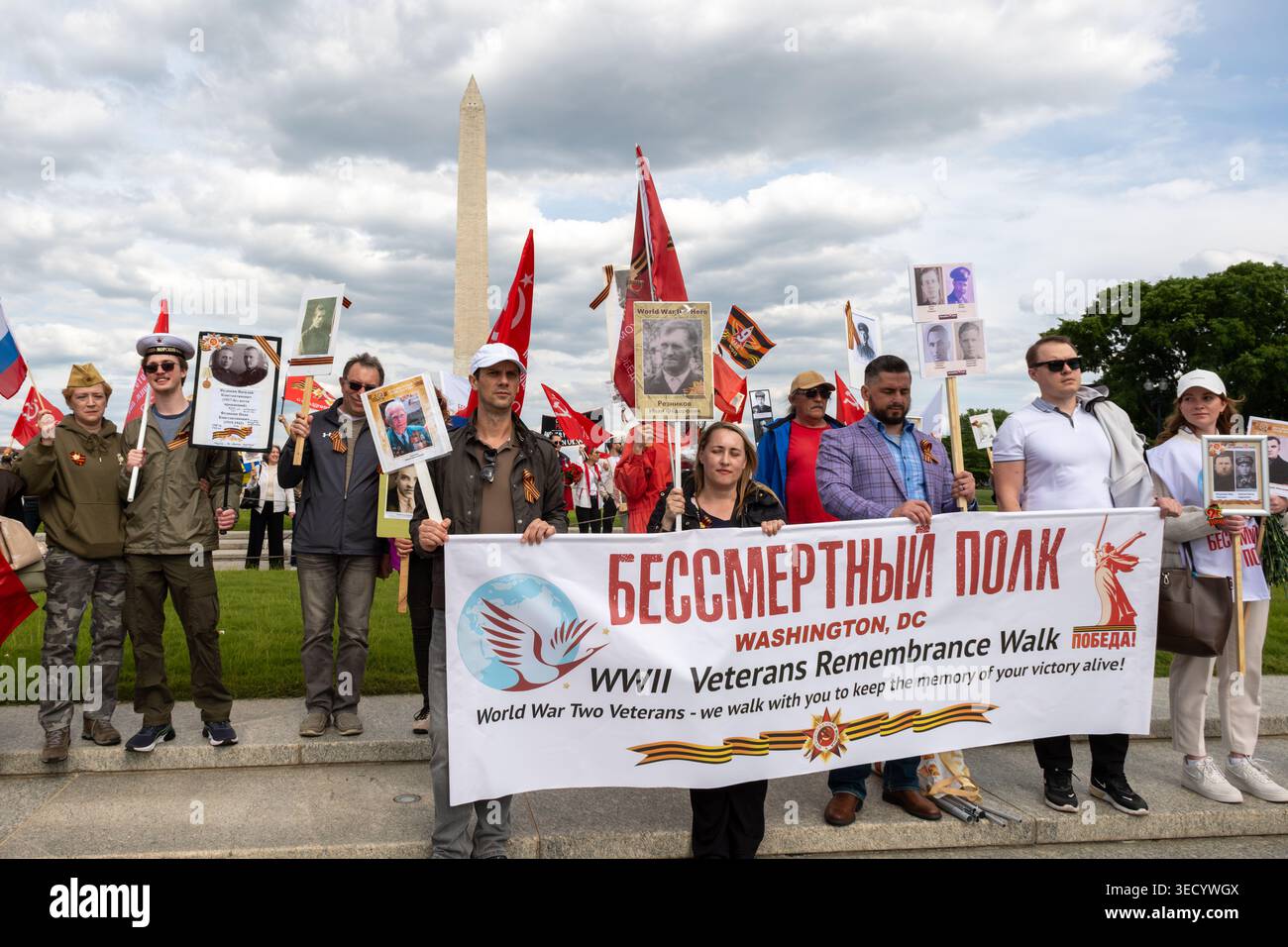 Washington, DC., Stati Uniti d'America. 2 maggio 2026. I manifestanti si riuniscono vicino al monumento a Washington, DC, mentre i sostenitori russi e le contromanifestanti ucraine tengono bandiere, striscioni e ritratti durante una manifestazione pubblica. L'evento riflette le tensioni in corso sul conflitto Russia-Ucraina, con gruppi opposti che si riuniscono sul National Mall in una dimostrazione di espressione politica e attivismo. David Hansen/Alamy Live News Foto Stock