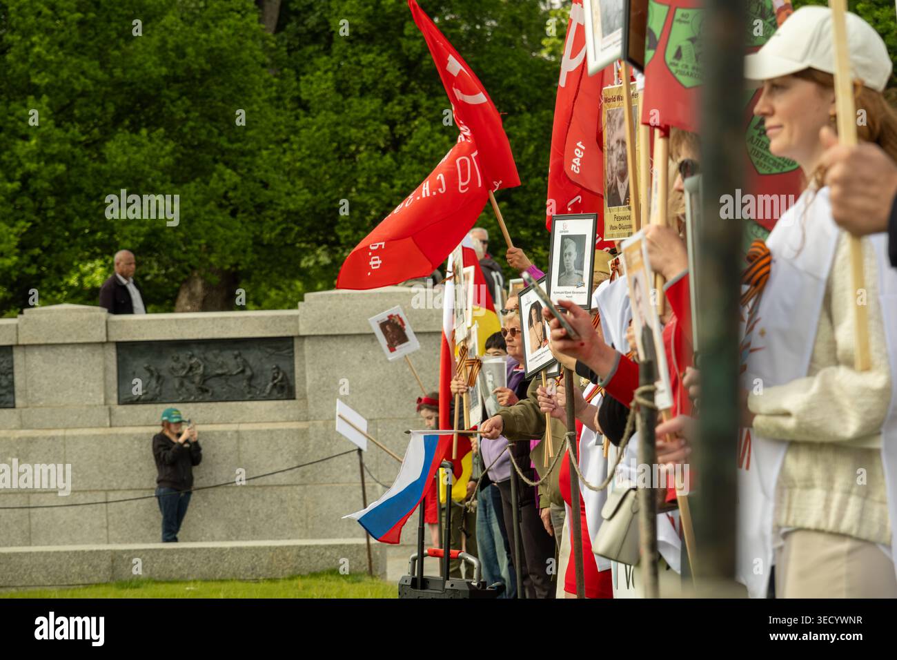 Washington, DC., Stati Uniti d'America. 2 maggio 2026. I manifestanti si riuniscono vicino al monumento a Washington, DC, mentre i sostenitori russi e le contromanifestanti ucraine tengono bandiere, striscioni e ritratti durante una manifestazione pubblica. L'evento riflette le tensioni in corso sul conflitto Russia-Ucraina, con gruppi opposti che si riuniscono sul National Mall in una dimostrazione di espressione politica e attivismo. David Hansen/Alamy Live News Foto Stock