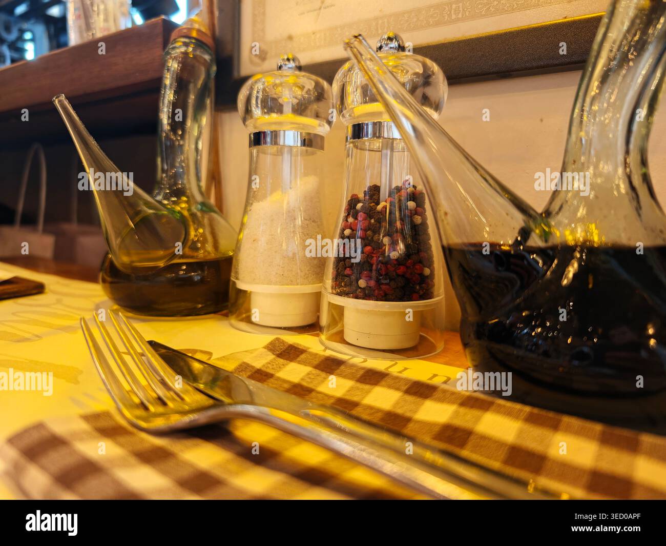 Bottiglie di olio in vetro e aceto di sale e pepe, tavolo per agitatori Foto Stock