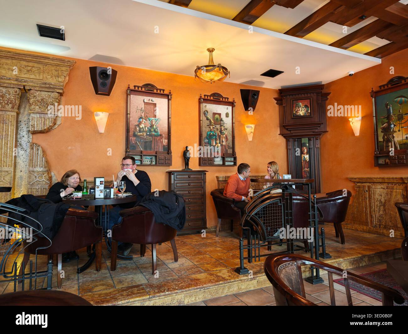Dipinti seduti immagini e fotografie stock ad alta risoluzione - Alamy