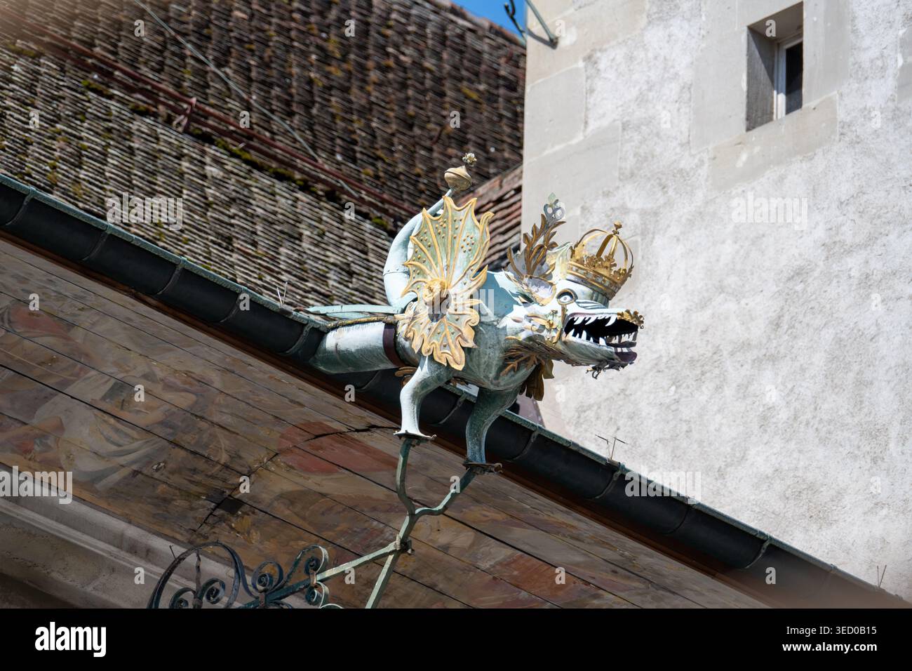 Primo piano di un beccuccio d'acqua in metallo decorato a forma di drago con dettagli dorati su un tetto a Losanna, Vaud, Svizzera. Foto Stock