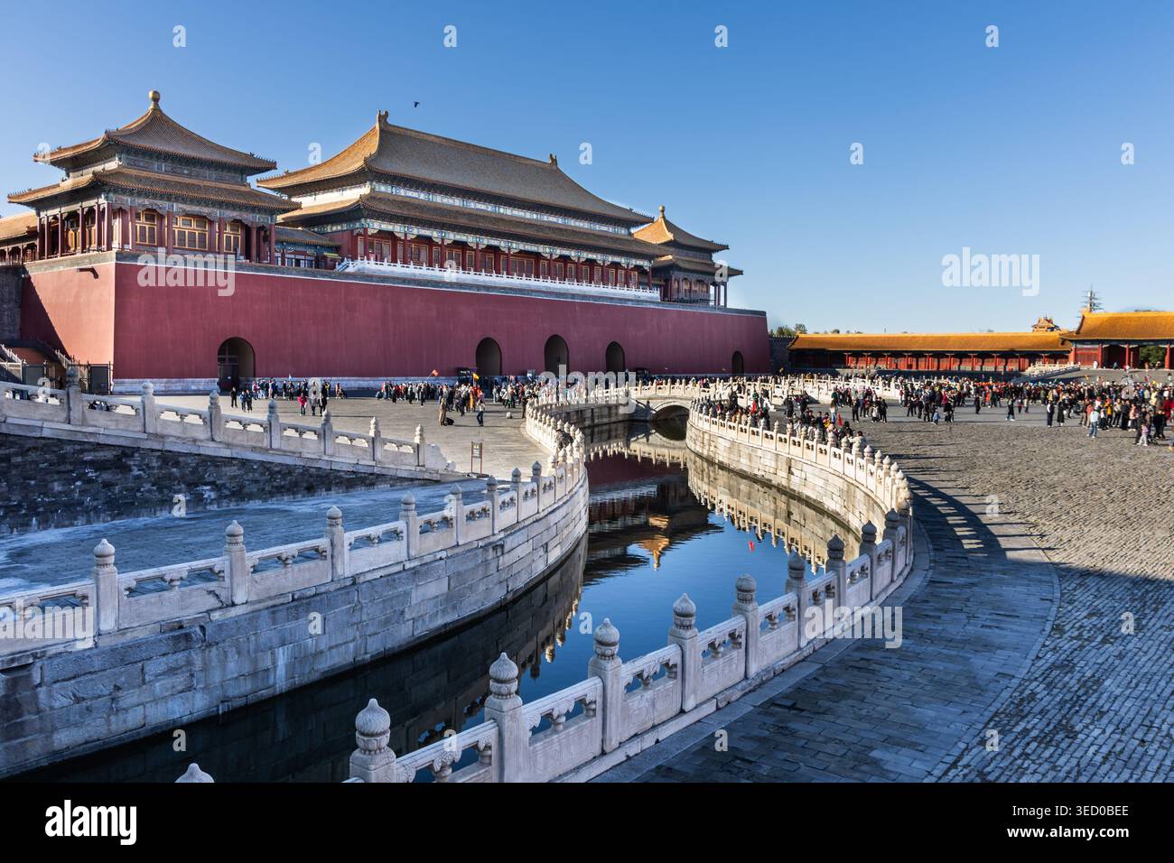 Vista del complesso South Gate della città Proibita, canale all'alba con una folla di turisti lontani e poco riconoscibili Foto Stock