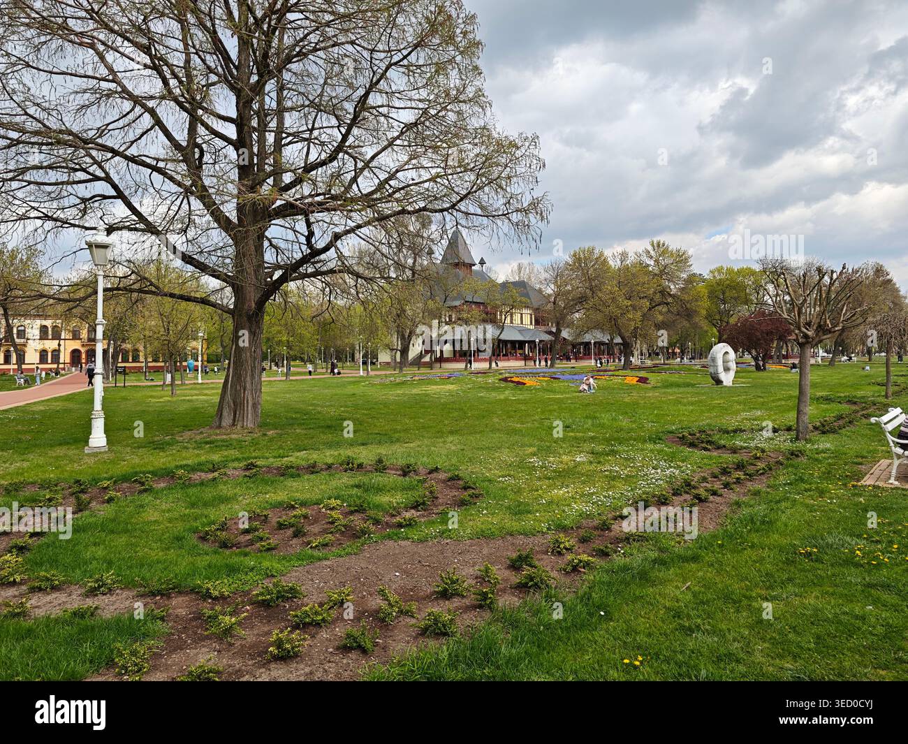 Spring City Park Lawn Trees Path Benches Foto Stock