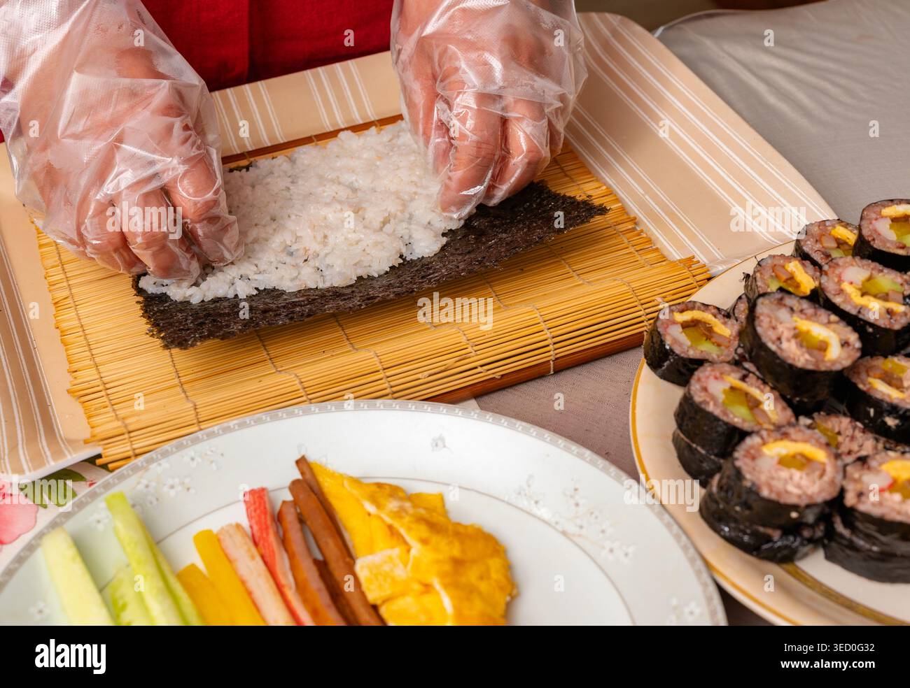 Tradizionale kimbap coreano arrotolato a mano con riso multi-grano e vari ingredienti Foto Stock