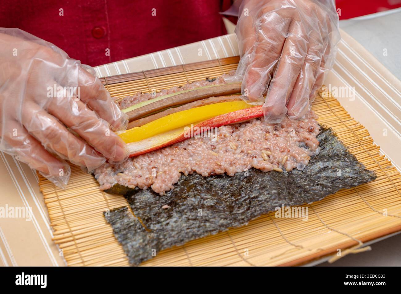 Tradizionale kimbap coreano arrotolato a mano con riso multi-grano e vari ingredienti Foto Stock