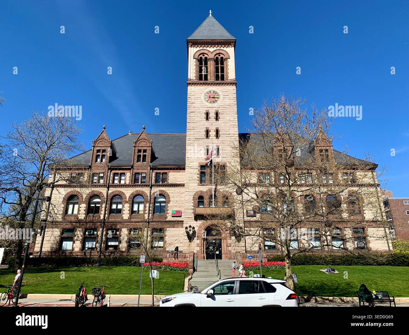 Cambridge, Massachusetts, Stati Uniti - Vista del municipio di Cambridge pomeridiana soleggiata con sfondo blu a Cambridge, Massachusetts. Solo per uso editoriale. - Immagine stock catturata con smartphone
