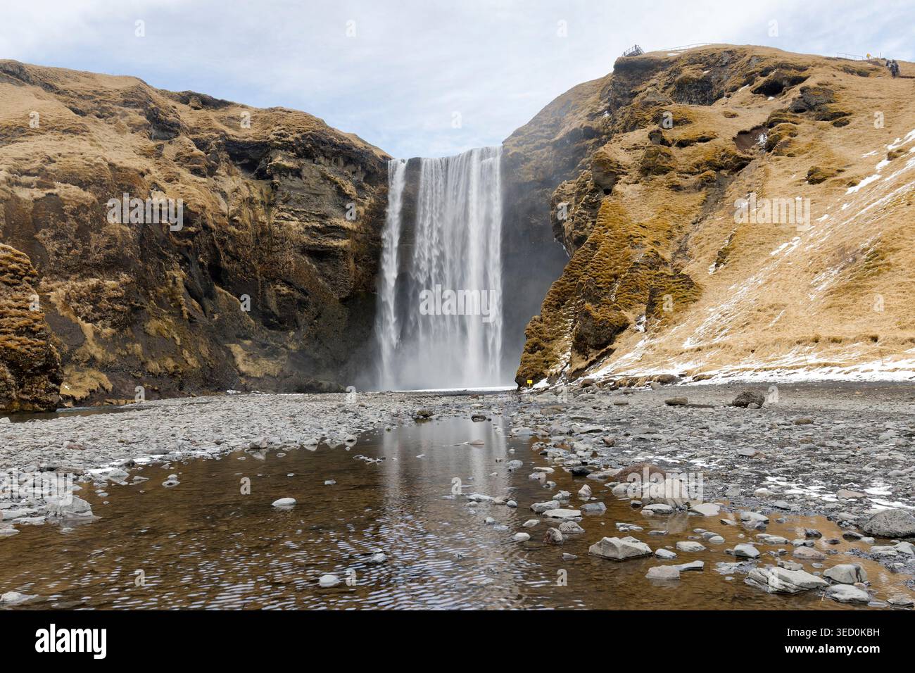 Splendido scenario della lussureggiante cascata Skogafoss che scorre in estate nel sud dell'Islanda Foto Stock