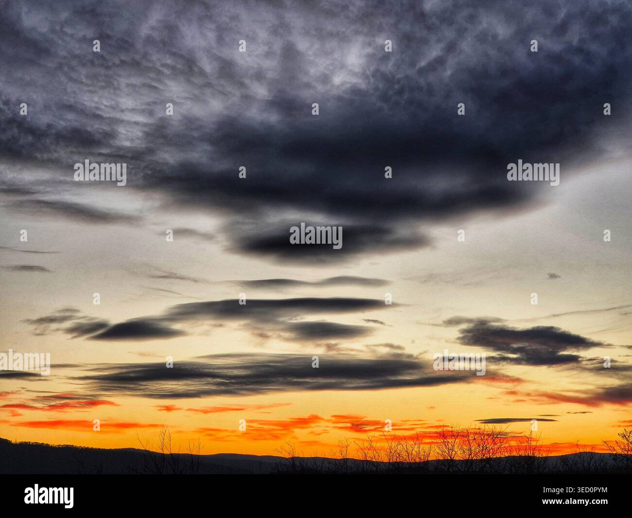 Tramonto spettacolare sull'orizzonte serale - Immagine stock catturata con smartphone