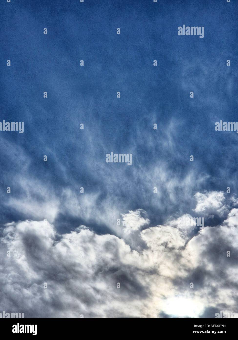 Spettacolare cielo serale con pesanti nuvole di cumulus in tonalità blu e grigie. - Immagine stock catturata con smartphone