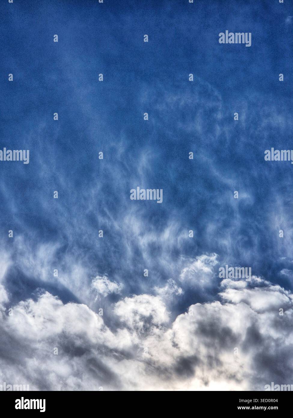 Spettacolare cielo serale con pesanti nuvole di cumulus in tonalità blu e grigie. - Immagine stock catturata con smartphone