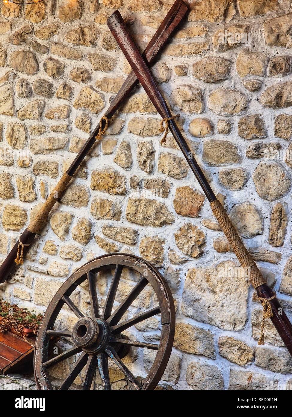 Due simboli dello stesso percorso: L'elemento marino, incarnato nei remi, e l'elemento terrestre, incarnato nella ruota - Immagine stock catturata con smartphone