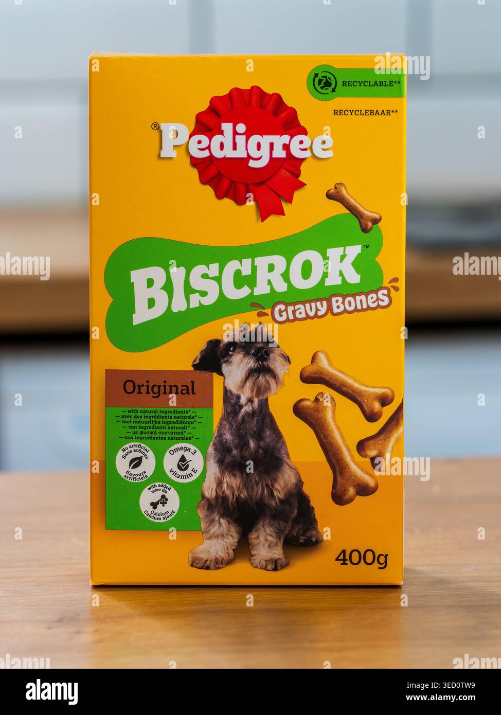 Manchester, Regno Unito, 2 aprile 2026: La scatola di dolcetti per cani Pedigree Biscrok Gravy Bones si trova su un bancone di legno, mettendo in evidenza il famoso prodotto di snack per animali domestici del marchio Foto Stock