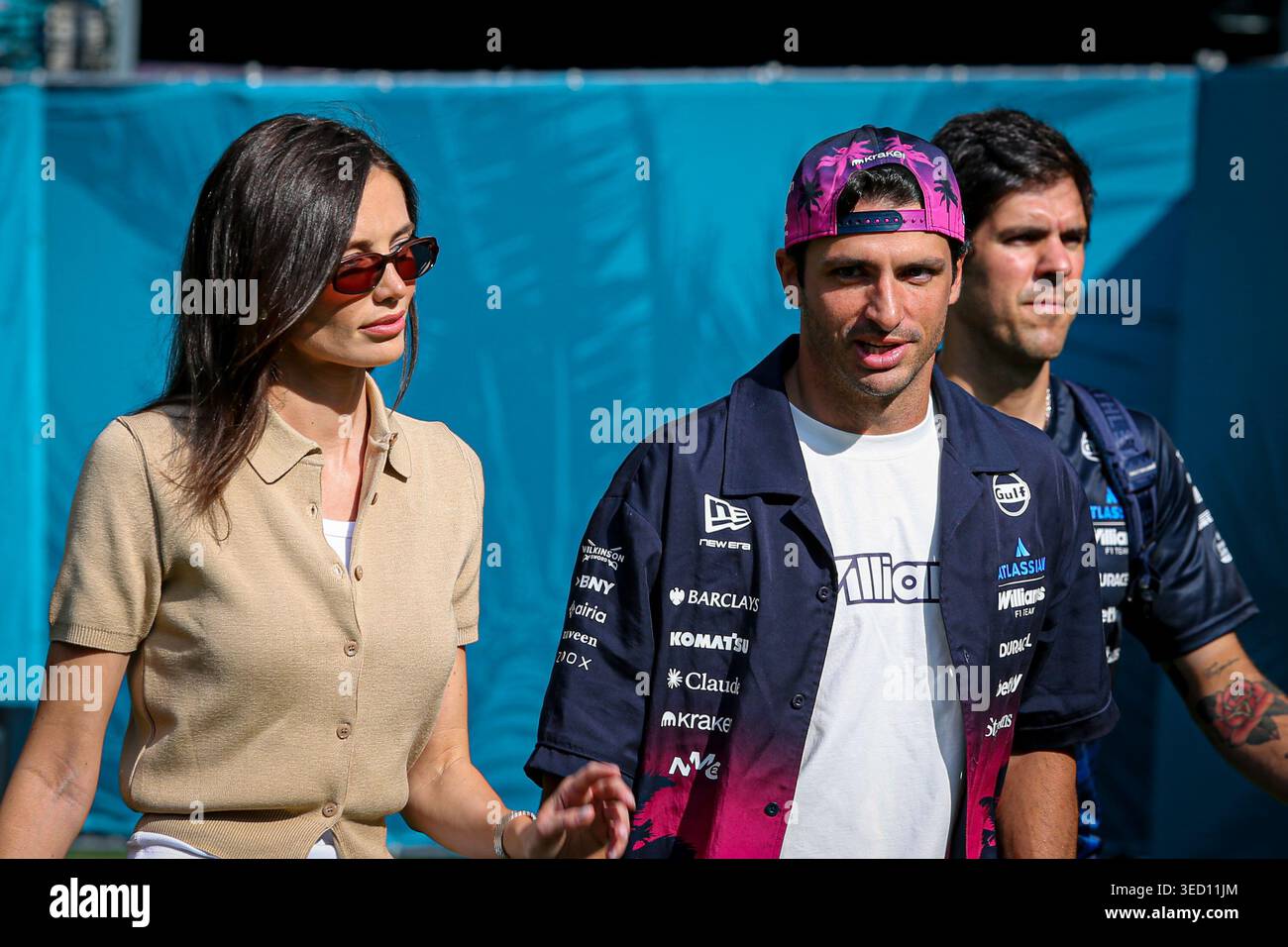 (55) Carlos Sainz Jr (ESP) - Atlassian Williams F1 Team - Williams FW48 - Mercedes e la sua fidanzata Rebecca Donaldson (GBR) Model durante la Formula Foto Stock