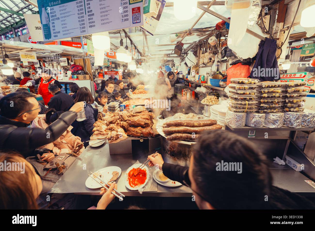 30 dicembre 2025: Venditore al Gwangjang Market, Seoul, Corea del Sud. Foto Stock