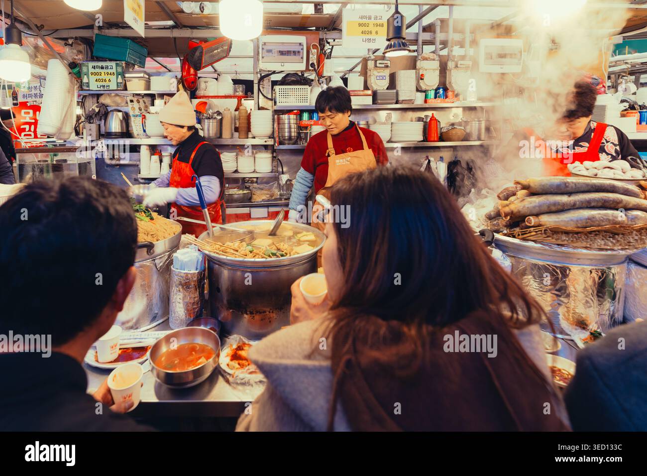 30 dicembre 2025: Venditore al Gwangjang Market, Seoul, Corea del Sud. Foto Stock