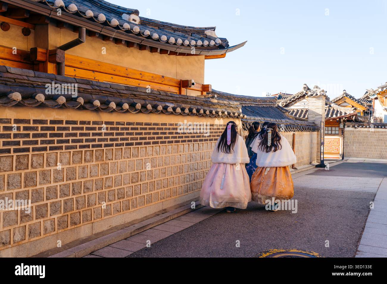 Seoul, 30 dicembre 2025: I turisti di Hanbok camminano attraverso il tradizionale villaggio coreano Bukchon Hanok, sperimentando la cultura locale. Foto Stock