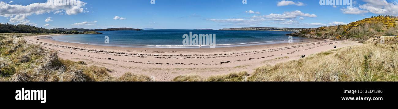 Ampia vista panoramica della splendida spiaggia di Sandy a Gairloch, Highlands nord-occidentali della Scozia, Regno Unito Foto Stock