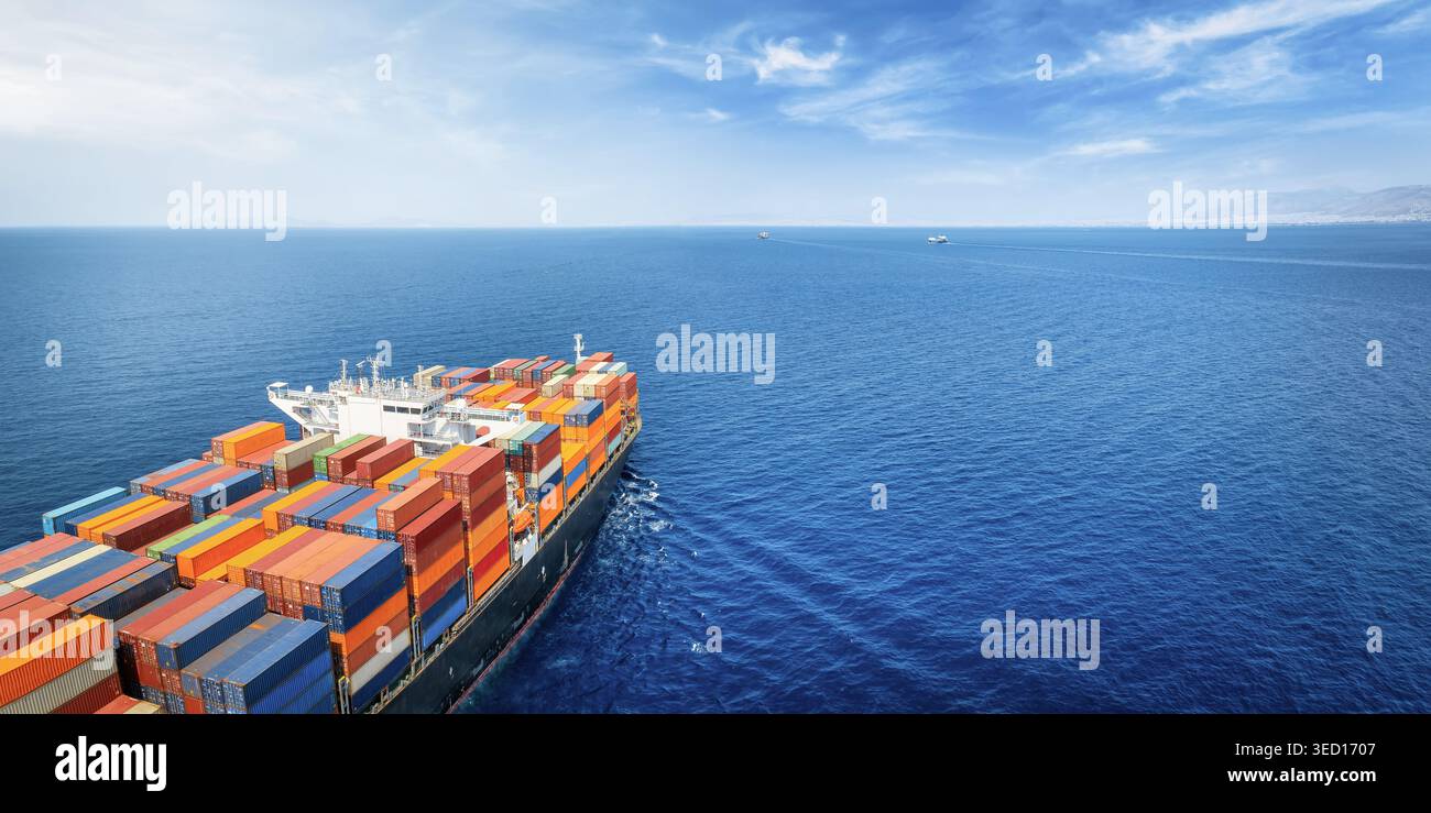 Vista aerea di una grande nave da carico industriale che naviga sull'oceano con spazio per copie Foto Stock