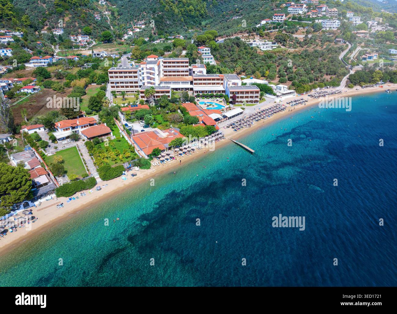 Vista aerea della famosa spiaggia AchLadies sull'isola di Skiathos, Sporadi, Grecia Foto Stock