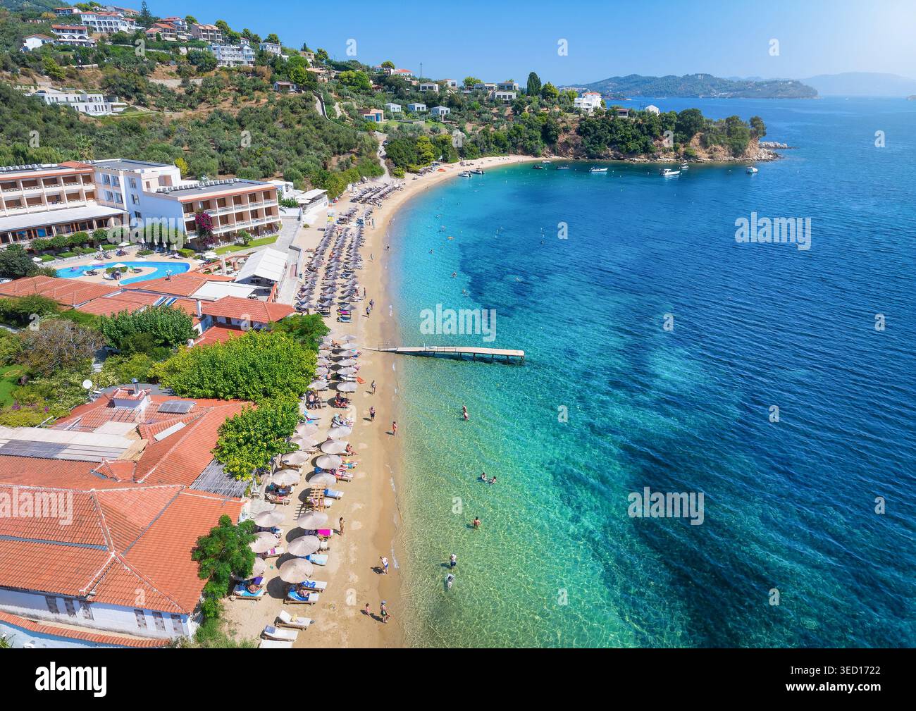 Vista aerea della famosa spiaggia AchLadies sull'isola di Skiathos, Sporadi, Grecia Foto Stock