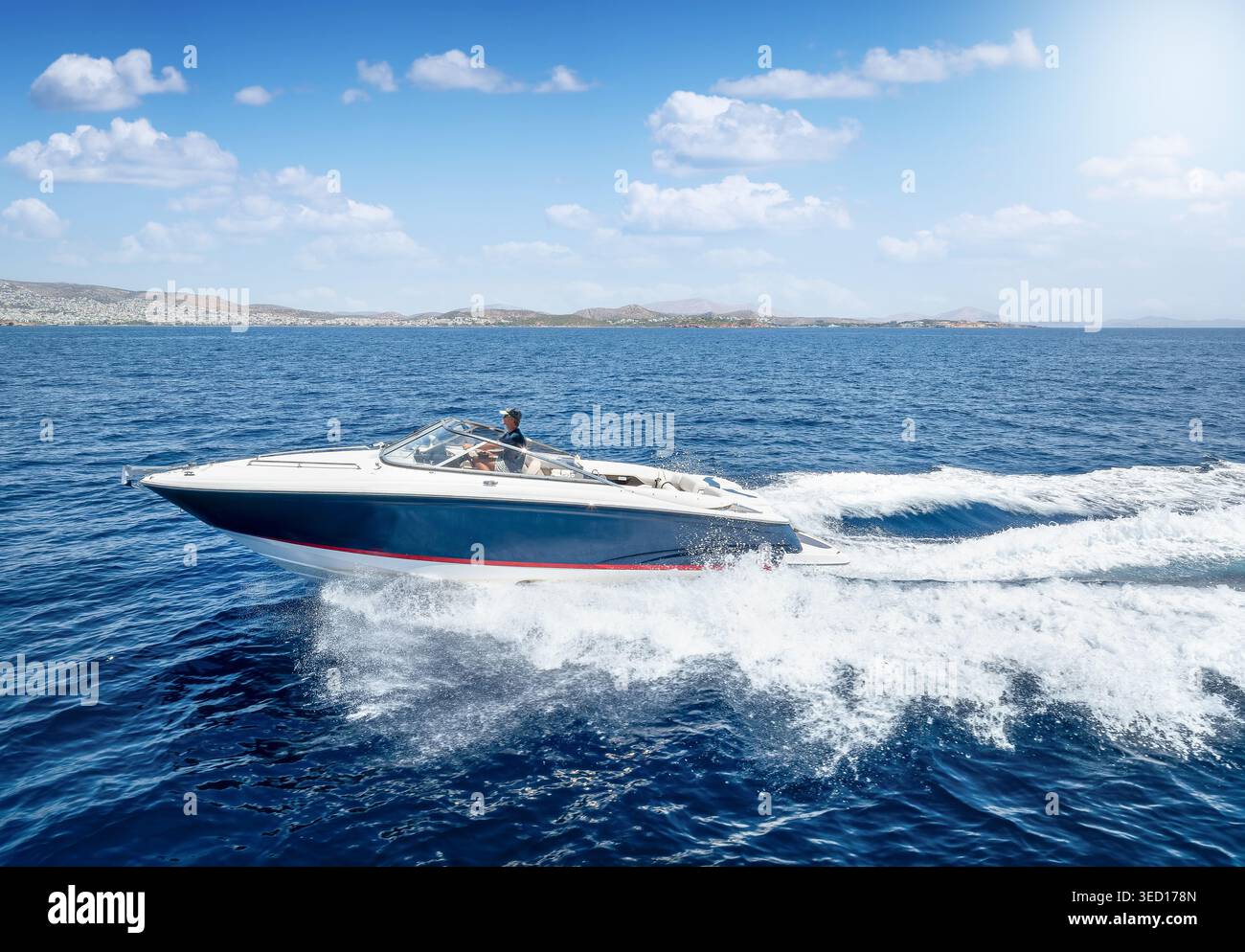 Vista aerea ravvicinata di un motoscafo che naviga ad alta velocità sull'oceano Foto Stock