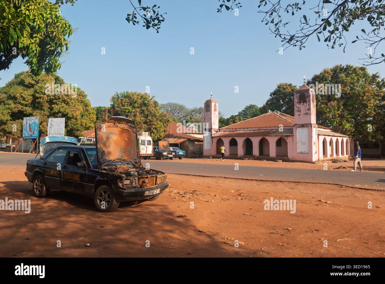Un vecchio taxi Mercedes con un cofano aperto di fronte a una moschea rosa. Foto Stock