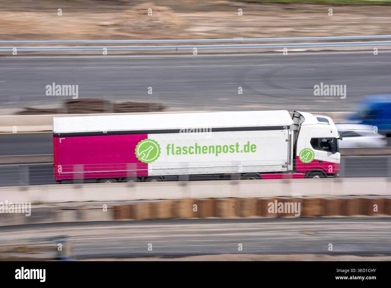 Autocarri merci per la logistica alimentare, in autostrada, e il servizio di consegna di bevande e generi alimentari «Flaschenpost», Foto Stock