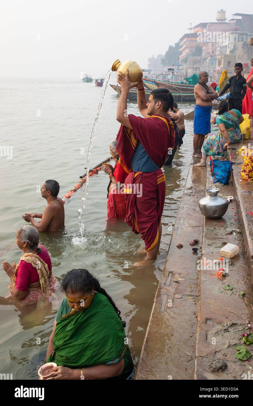 Indù che si purificano nel fiume Santo Gange, Varanasi, Uttar Pradesh, India Foto Stock