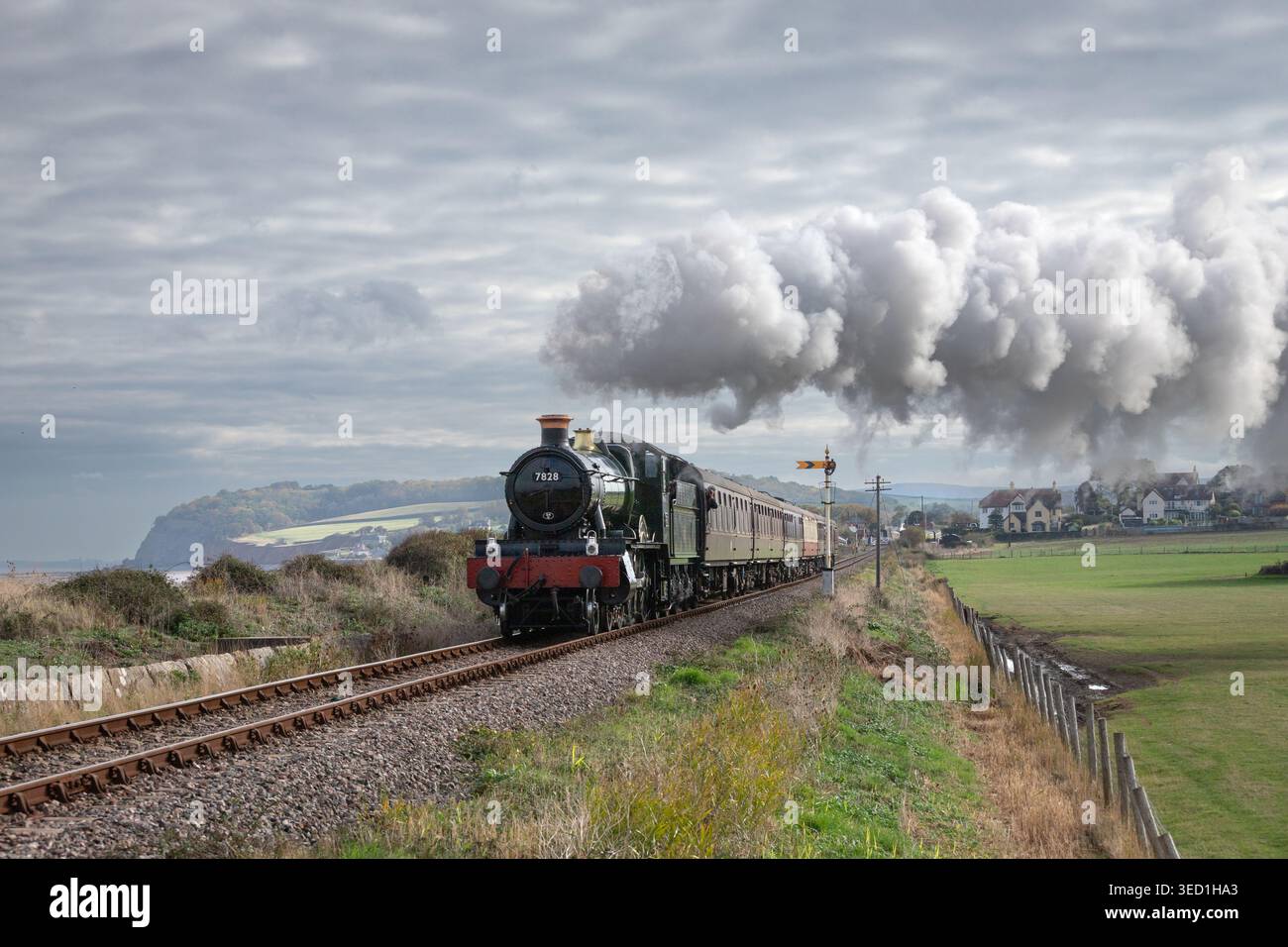 Locomotiva a vapore Manor Class 7828 Odney Manor parte dalla stazione di Blue Anchor presso il gala autunnale a vapore della West Somerset Railway Foto Stock