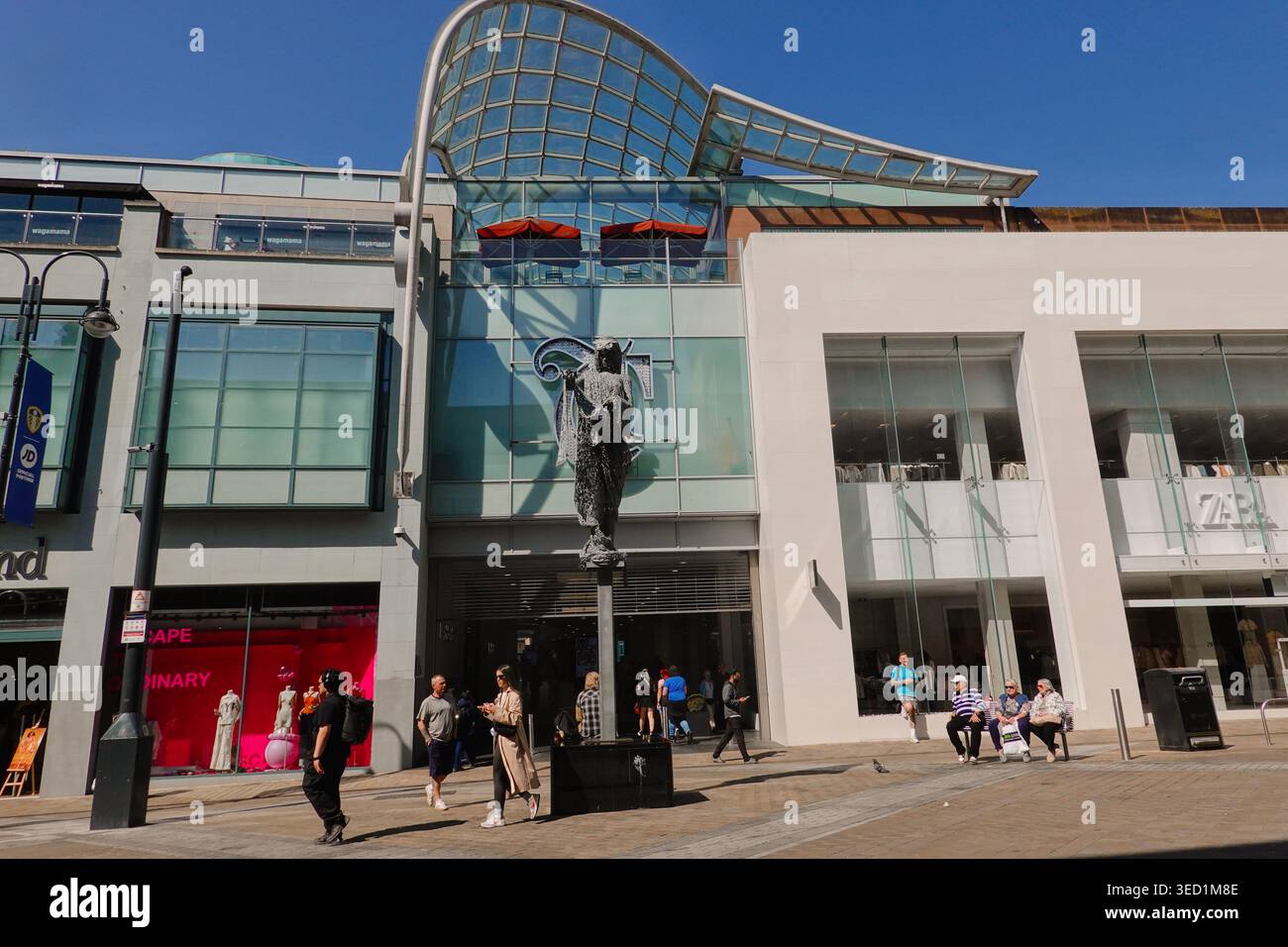 La scultura Briggate Minerva di Andy Scott all'ingresso del centro commerciale Trinity Leeds, Leeds, West Yorkshire, Inghilterra, Regno Unito Foto Stock