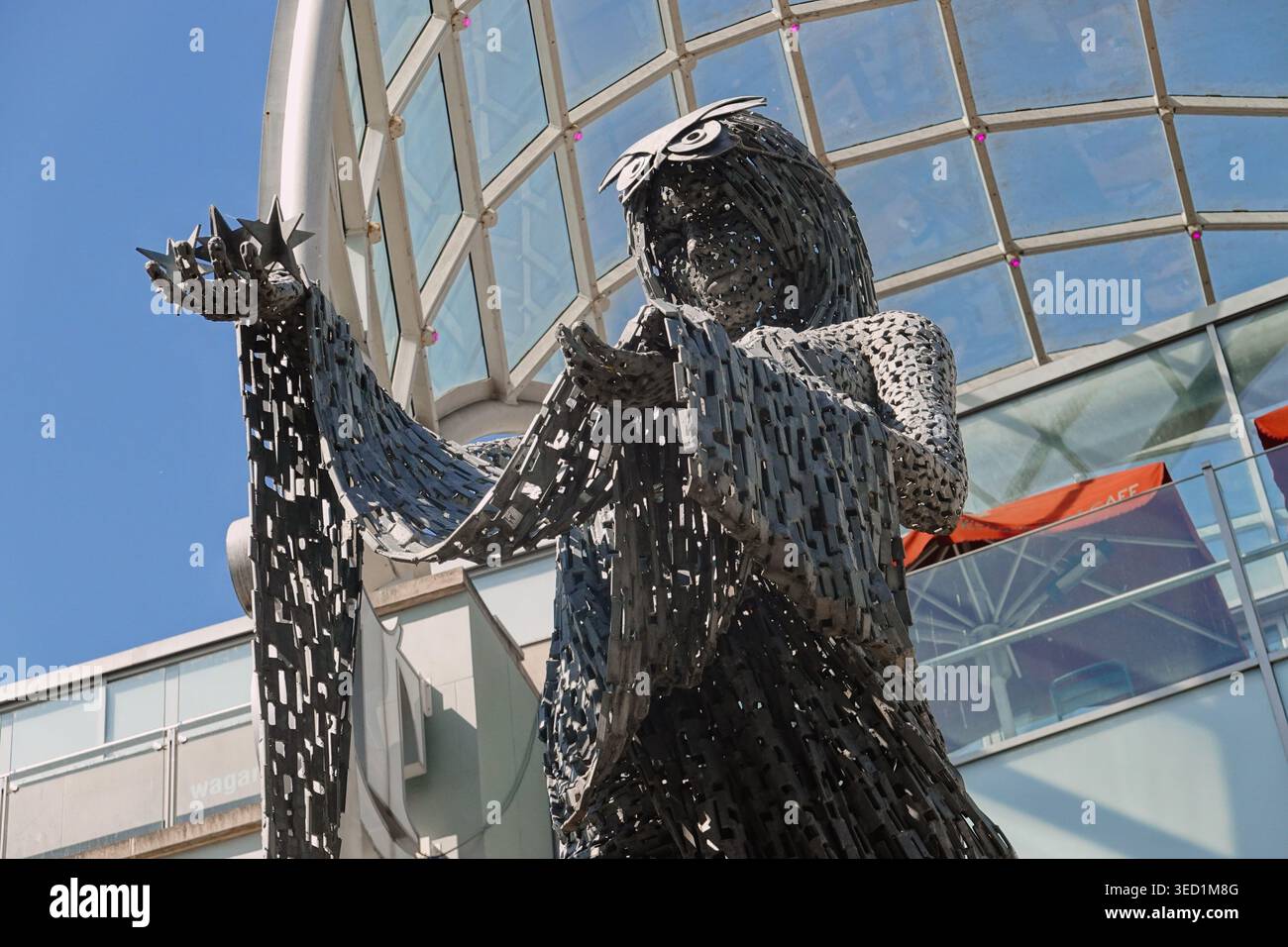 Scultura in acciaio "Briggate Minerva" di Andy Scott fuori dal centro commerciale Trinity Leeds, Leeds, West Yorkshire, Regno Unito Foto Stock