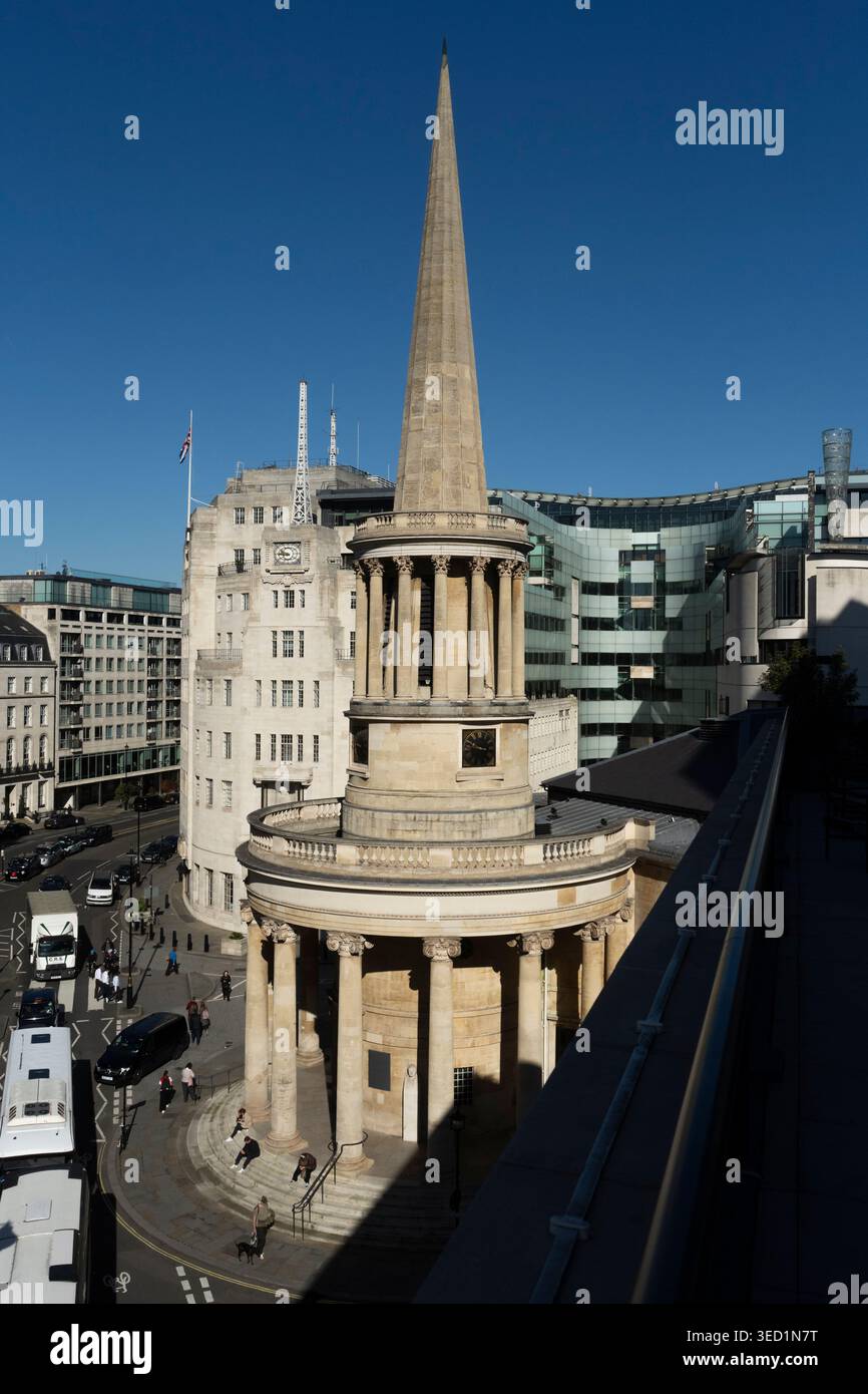All Souls Langham Place, Londra. Persone e traffico passano accanto alla chiesa storica e agli edifici moderni in una giornata di sole. Foto Stock