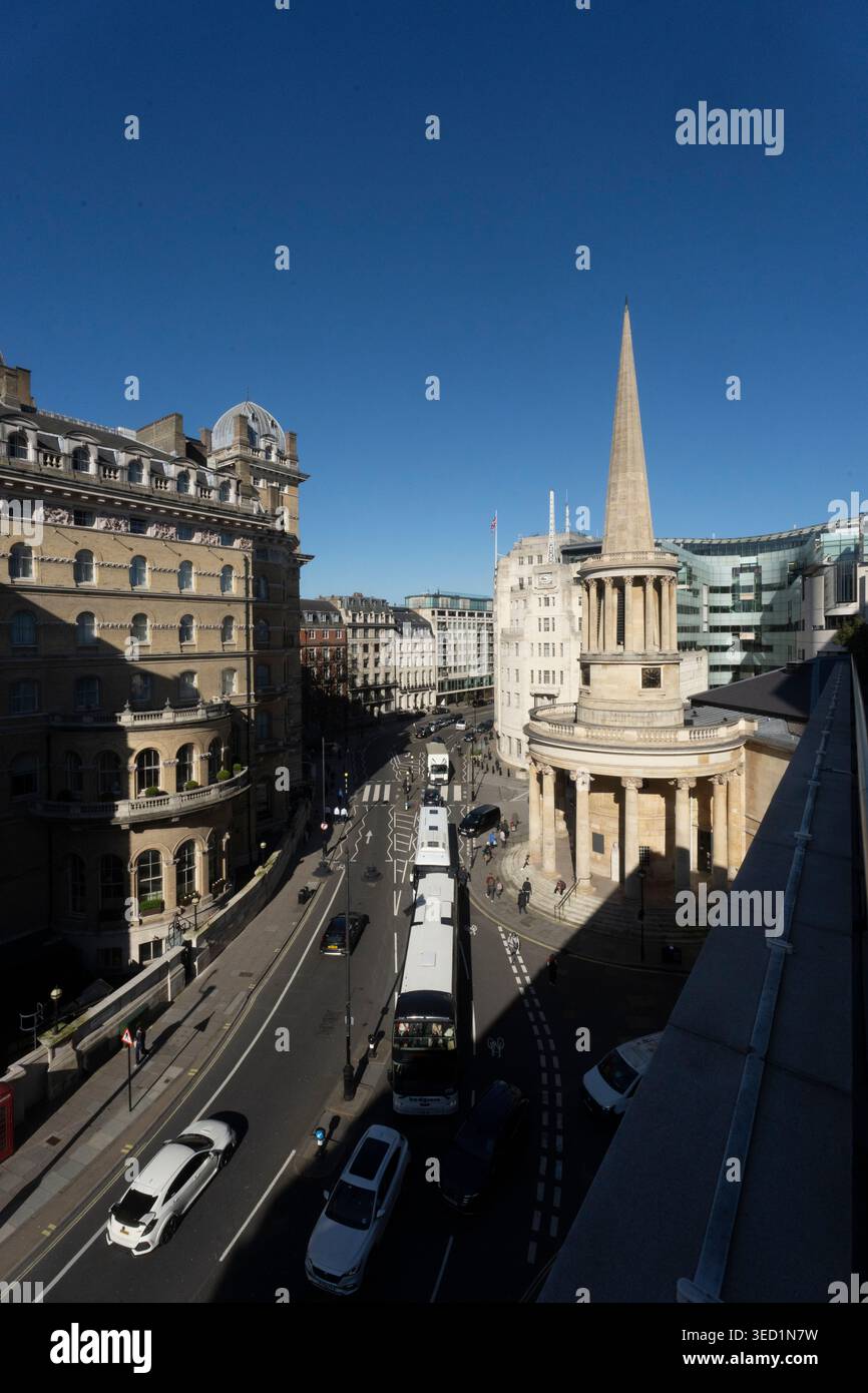 All Souls Langham Place, Londra. I turisti in un tour in autobus passano accanto all'iconica chiesa di John Nash in una giornata di sole. Foto Stock