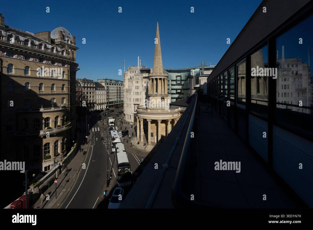 All Souls Langham Place, Londra. Una vivace scena stradale con autobus e pedoni, che mostra il contrasto tra architettura storica e moderna. Foto Stock