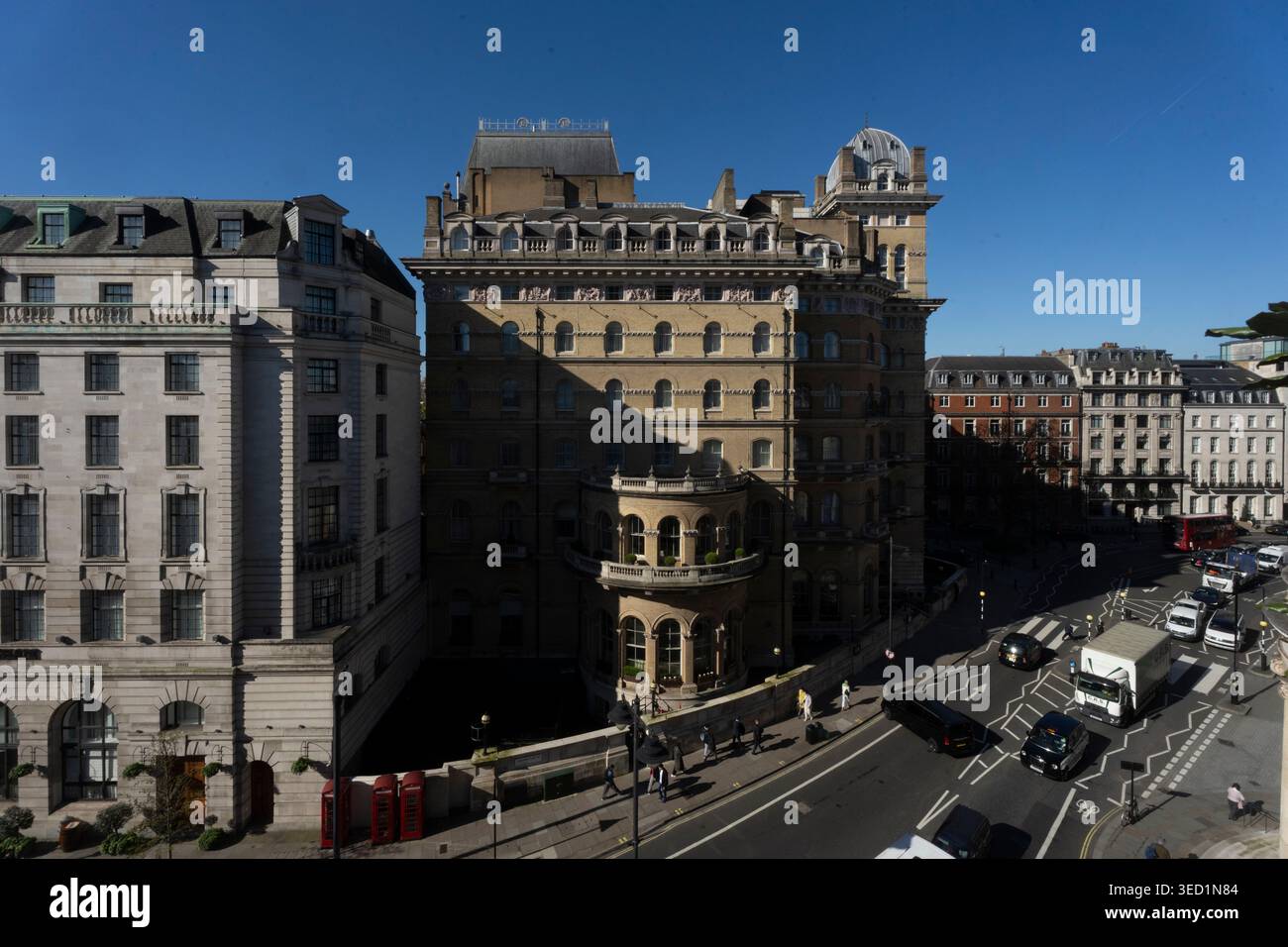 La gente passa davanti al Langham Hotel in Regent Street, Londra, in una giornata di sole. Foto Stock