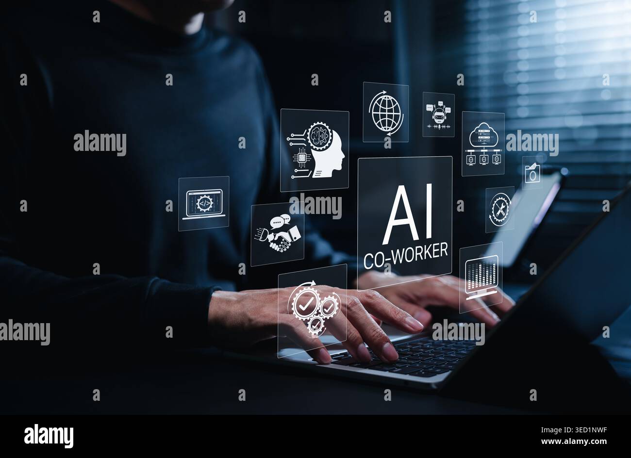 Automazione dei colleghi di INTELLIGENZA ARTIFICIALE e concetto del flusso di lavoro digitale. Professionista che utilizza notebook con icone per intelligenza artificiale, sistemi cloud, chatbot, codifica Foto Stock