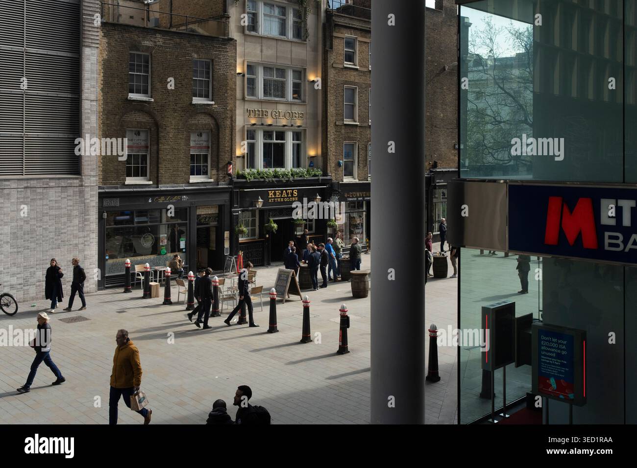La gente passa davanti ai Keats al pub Globe e alla Metro Bank a Moorgate, City of London Foto Stock