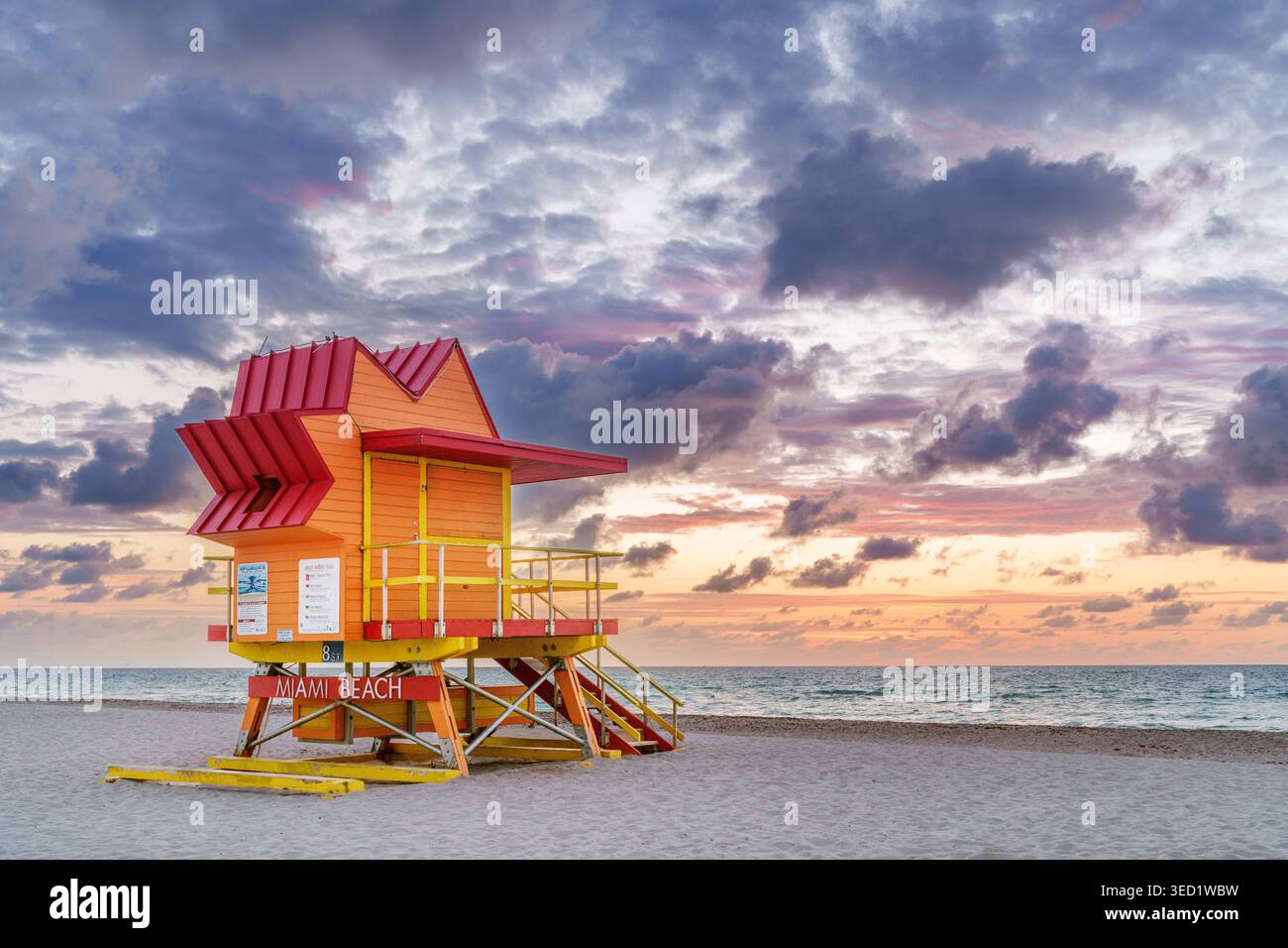Iconica e colorata Lifeguard House Miami Beach, Florida Stati Uniti d'America, Stati Uniti Foto Stock