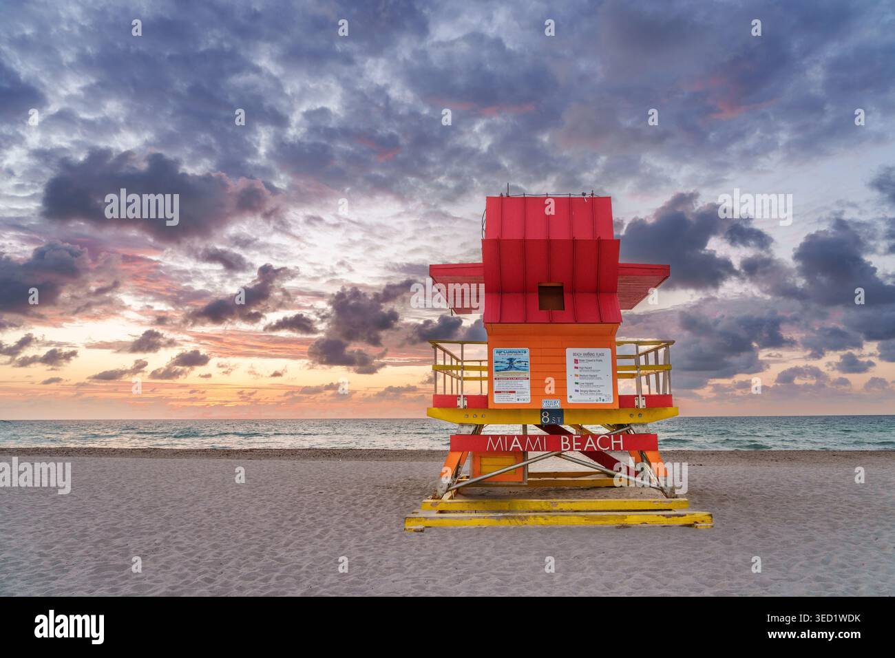Iconica e colorata Lifeguard House Miami Beach, Florida Stati Uniti d'America, Stati Uniti Foto Stock