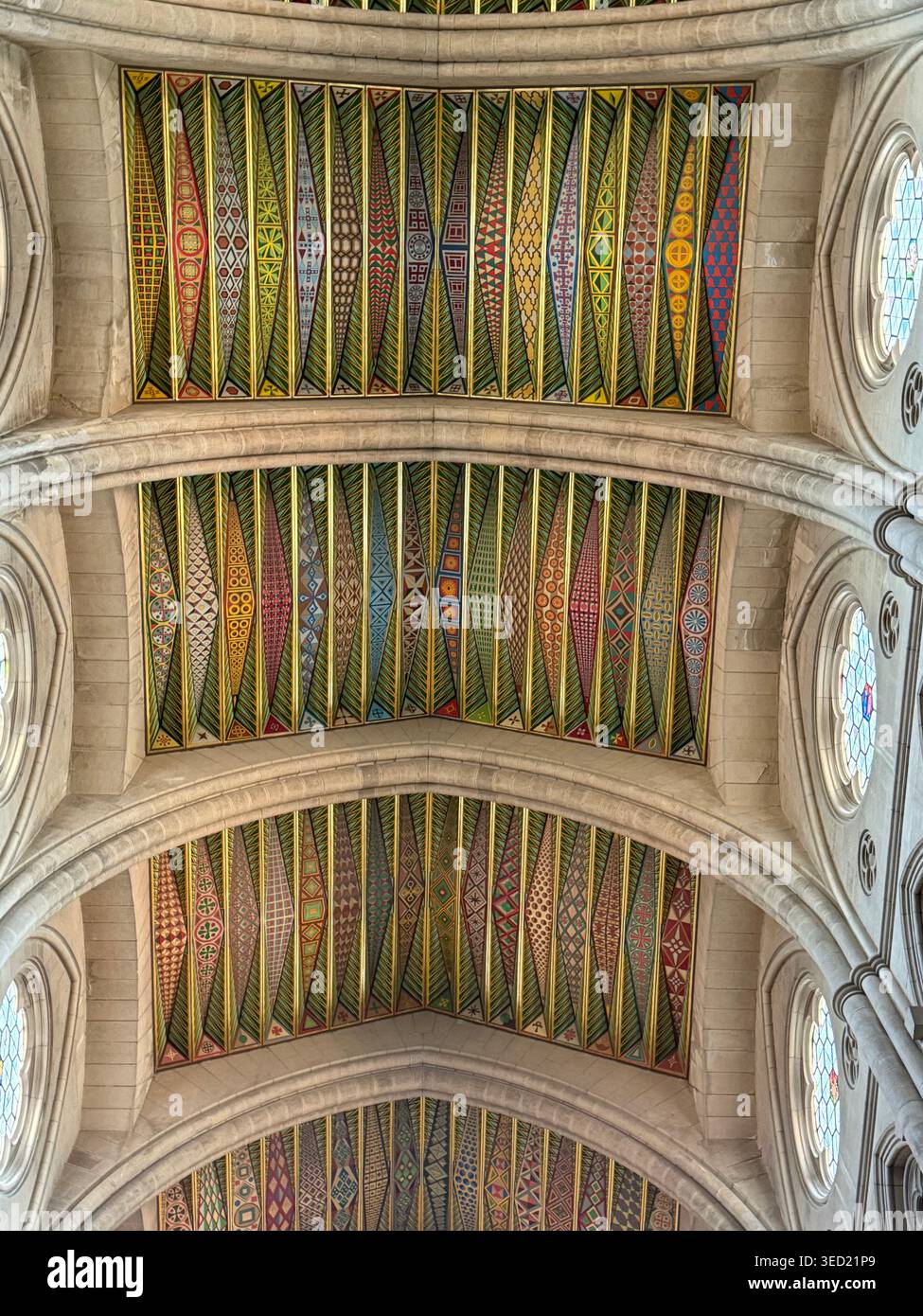 Una fotografia degli interni riccamente dettagliata all'interno della Catedral de Santa María la Real de la Almudena mostra un soffitto ad arco coperto da un vivace soffitto - Immagine stock catturata con smartphone