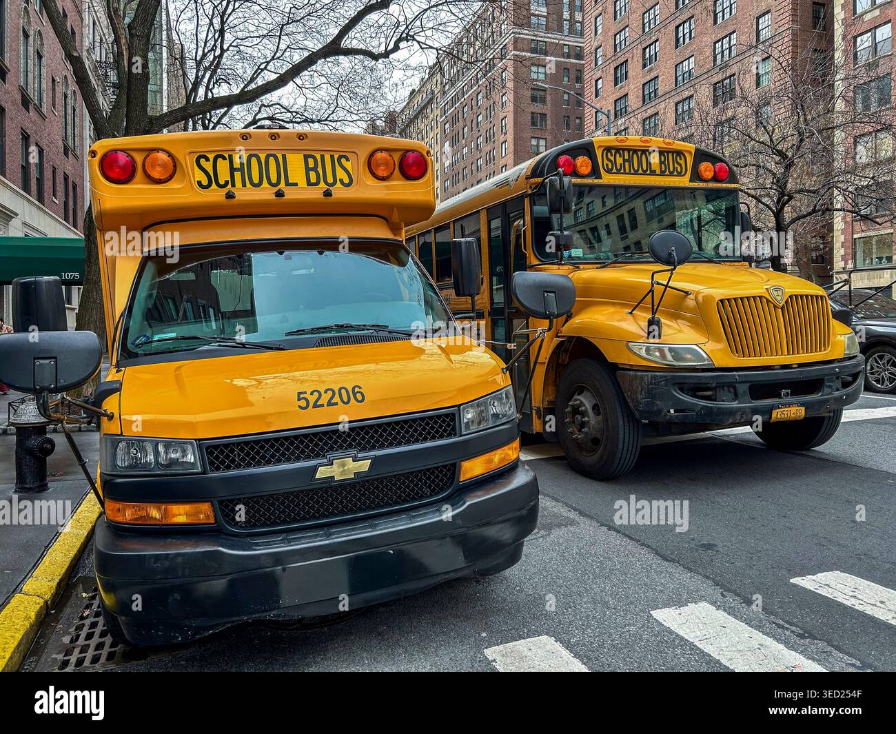 New York City, New York, Stati Uniti, Close Up View Front, American School Busses, Street Scene, trasporto a studenti scolastici, bambini da e per la scuola Foto Stock