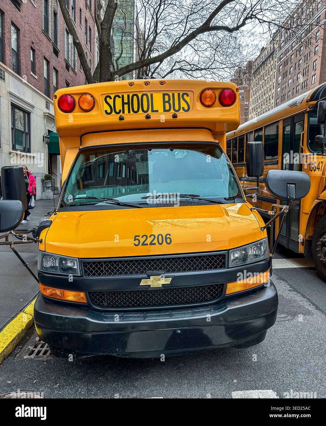 New York City, New York, Stati Uniti, Close Up View Front, American School Busses, Street Scene, trasporto a studenti scolastici, bambini da e per la scuola Foto Stock